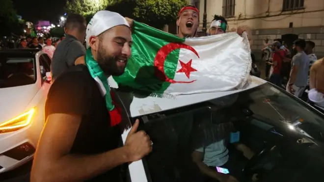 Les supporters algériens célèbrent la victoire de l'Algérie en demi-finale de la Coupe d'Afrique des Nations 2019 contre le Nigeria, à Alger.