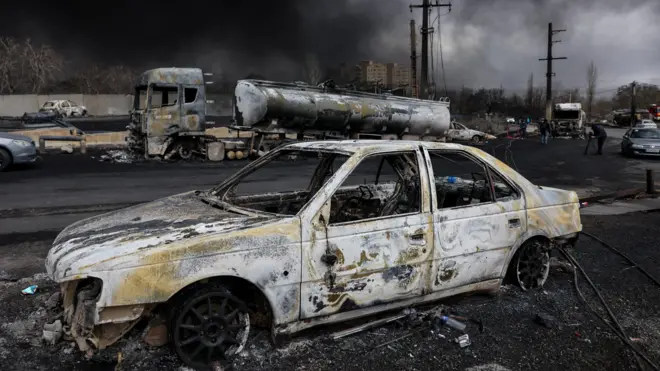 Теҳрондаги Шаҳран нефт базаси яқинида куйиб кетган автолар