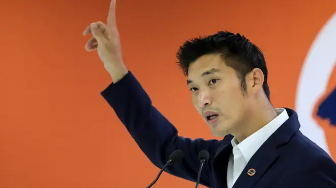 ธนาธร จึงรุ่งเรืองกิจ ประธานคณะก้าวหน้า ร่วมขบวนผู้ต้องหามาตรา 112 จากการวิจารณ์การจัดหาวัคซีนของรัฐบาล พล.อ. ประยุทธ์ ซึ่งมีการพูดถึง บริษัท สยามไบโอไซเอนซ์ จำกัด