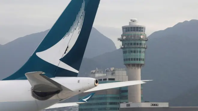 奧密克戎變種的傳播讓香港再次收緊航班人員入境隔離政策。