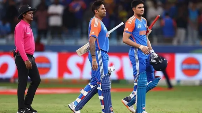 रोमहर्षक सुपर ओव्हरमध्ये श्रीलंकेचा पराभव करून पॅव्हेलियनमध्ये जात असताना सूर्यकुमार यादव आणि शुभमन गिल. 