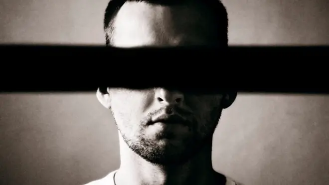 La exposición "Diálogo en la oscuridad" que se puede apreciar en la ciudad de Milán, Italia, te invita a recorrer durante una hora lugares habituales, pero sin que los puedas ver.