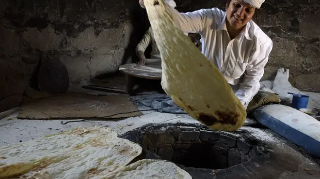 Приготовление лаваша в тандыре в Армении