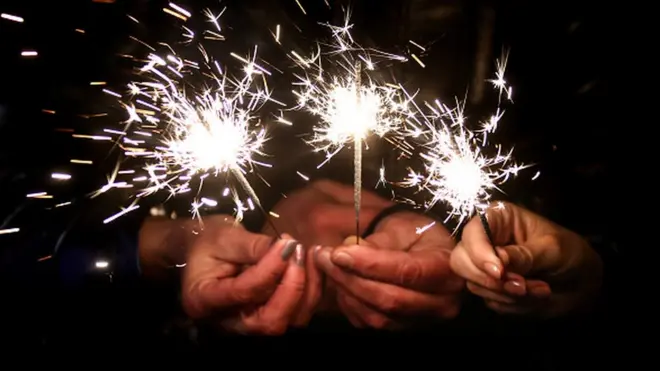 Большинство искр от бенгальского огня безопасны, но некоторые легко могут стать причиной пожара - с распространителями коронавируса, кажется, похожая история
