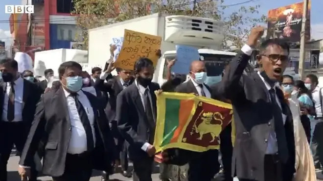 ජනතා සටනට සහය පළ කරමින් නීතීඥයෝ පාරට බසිති