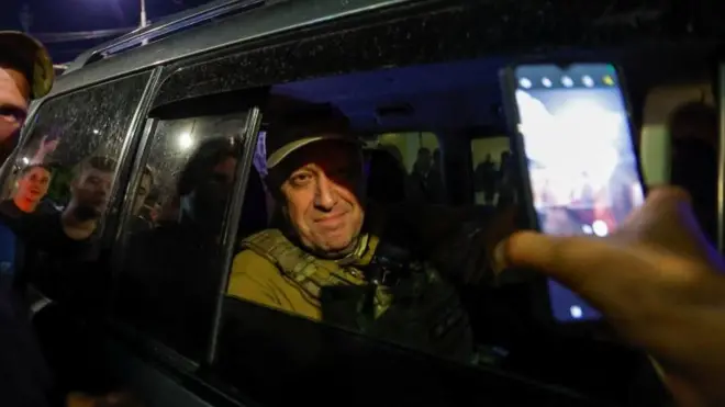 ロシア軍の南部軍管区司令本部を出るプリゴジン氏（24日夜、ロシア南西部ロストフ・ナ・ドヌ）