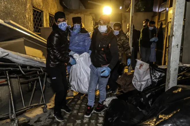 جثث لسجناء سوريين عذبت حتى الموت عثرت عليها فرق التحقيق التي دخلت إلى سجن صيدنايا بدمشق في غرف سرية وفق المعارضة السورية.