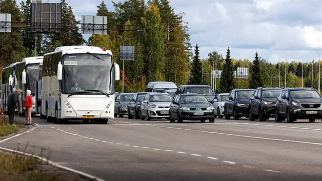 "Хотелось бы, блин, здесь перекантоваться". Россияне уезжают в Финляндию