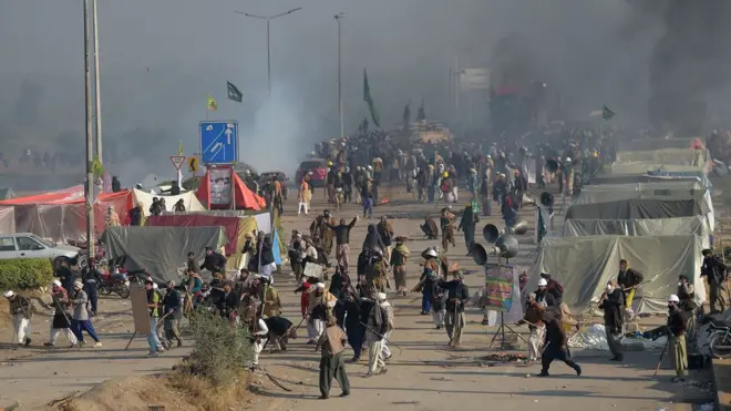 جب پولیس نے آپریشن شروع کیا تو سپیشل برانچ کے اندازے کے مطابق سترہ سے اٹھارہ سو مظاہرین موجود تھے