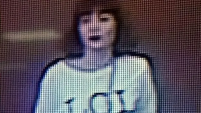 Убийство, судя по видеозаписи, иссполнила девушка, одетая в белую кофту с надписью "LOL"