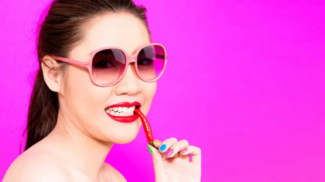 Девушка с перцем чили