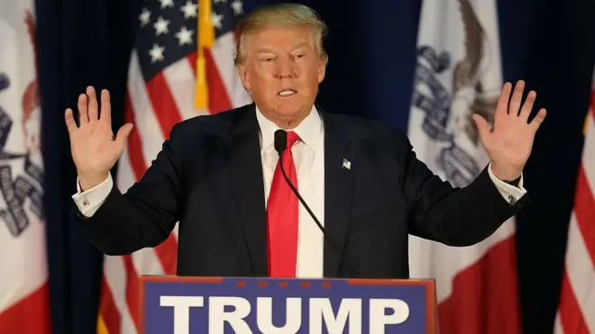 دونالد ترامپ می‌گوید رسانه‌ها با ستاد هیلاری کلینتون دست‌به‌یکی کرده‌اند تا او را در هم بشکنند.