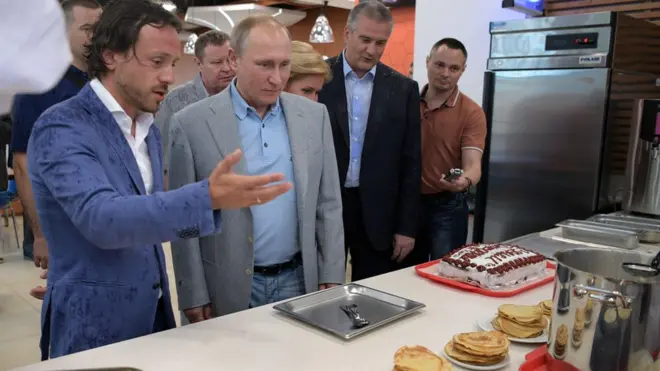 Володимир Путін разом з Сергієм Аксьоновим відвідують Артек, черевень 2017