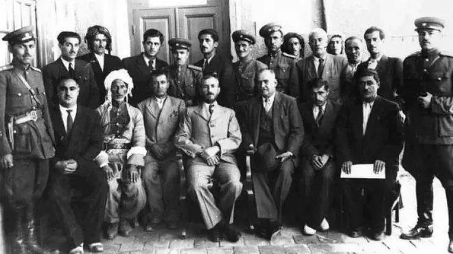 قاضي محمد رئيس جمهورية مهاباد يجلس في المنتصف