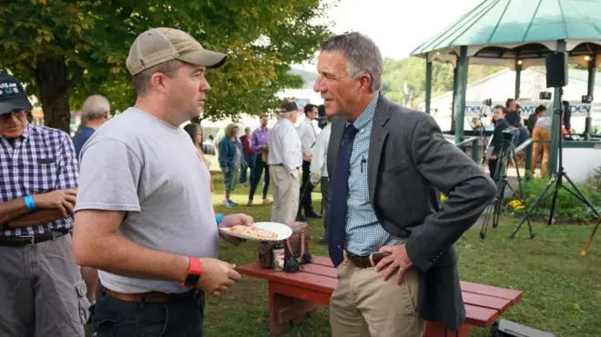 Thống đốc Phil Scott (phải) nói chuyện với một cử tri ở hội chợ của Vermont