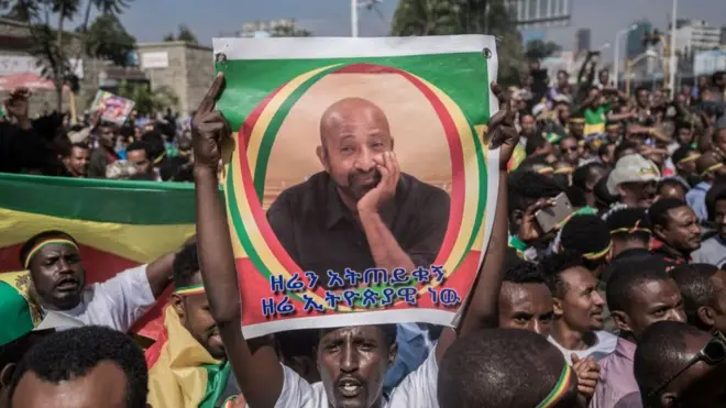 የፕሮፌሰር ብርሃኑ ነጋ ደጋፊዎች በአዲስ አበባ ጎዳናዎች ላይ