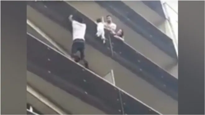 порятунок у парижі