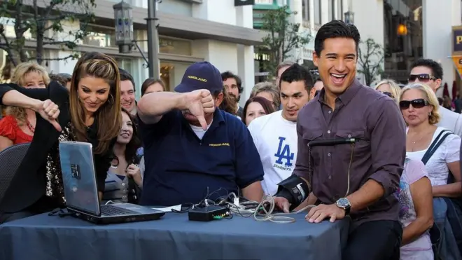 مقدم البرامج الأمريكي ماريو لوبيز وقد اتصل بجهاز لكشف الكذب.