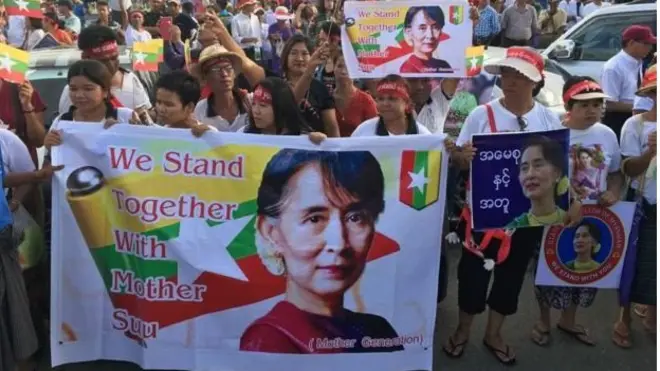 Tại Myanmar, người dân thường xuyên tổ chức tuần hành ủng hộ bà Aung San Suu Kyi