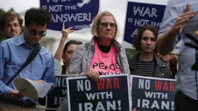 ผู้ประท้วงด้านหน้าทำเนียบขาว เรียกร้องให้ประธานาธิบดีสหรัฐฯ สนับสนุนข้อตกลง