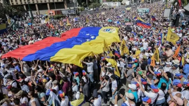 प्रदर्शन करते लोग