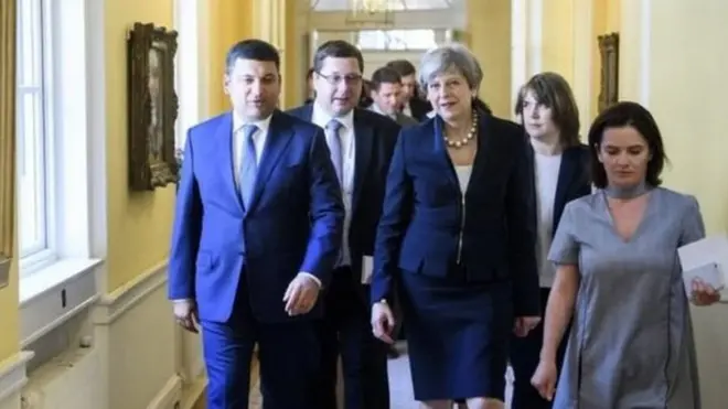Stanislav Yezhov (ortada) Ukrayna Başbakanı Vladimir Groysman ve İngiltere Başbakanı Theresa May'in arasında