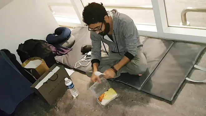 Hassan comiendo en el aeropuerto.