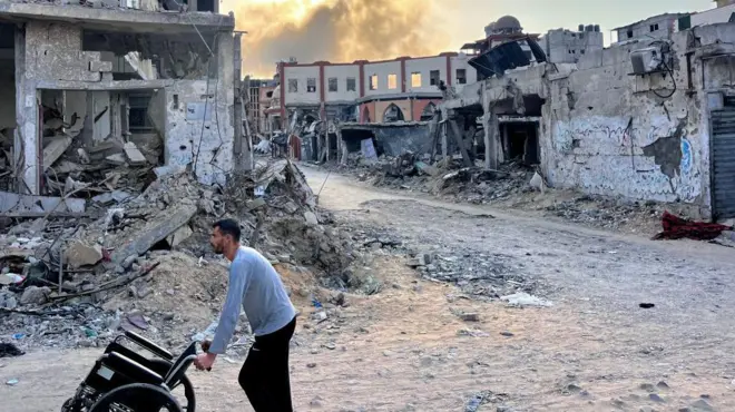 تصاعد أعمدة الدخان بعد قصف إسرائيلي على بيت لاهيا شمال قطاع غزة بعد نحو شهر من بدء العملية العسكرية هناك.