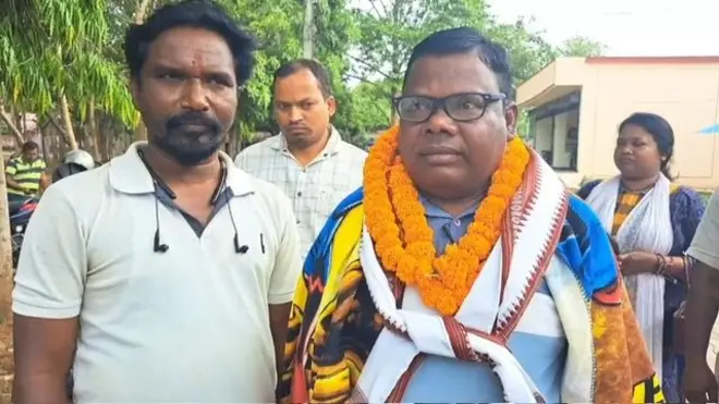 जेल से बाहर आने के बाद महेंद्र हैंब्रम का फूल माला पहना कर स्वागत किया गया