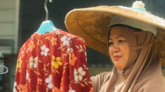 Farida menjemur baju
