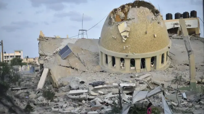 ইসরায়েলের হামলায় গাজায় বিধ্বস্ত মসজিদ।