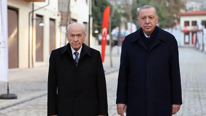 Bahçeli ve Erdoğan yan yana bir sokakta duruyor ve poz veriyor
