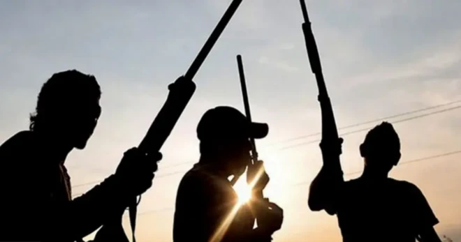 Aworan awọn agbebọn ti oju wọn ko ran sita sugbọn wọn gbe ibọn dani 