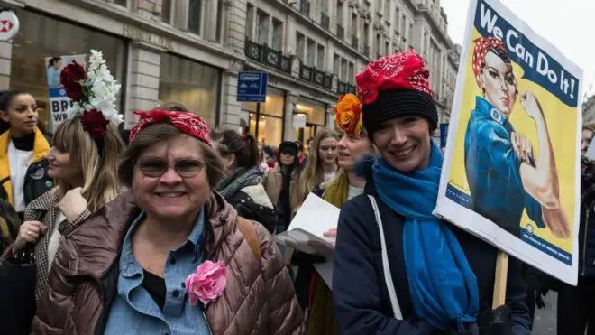 Şiddet, cinsel taciz, ücret eşitsizliği ve ayrımcılığa karşı protesto gösterisi düzenleyen kadınlar (19 Ocak 2019, Londra)