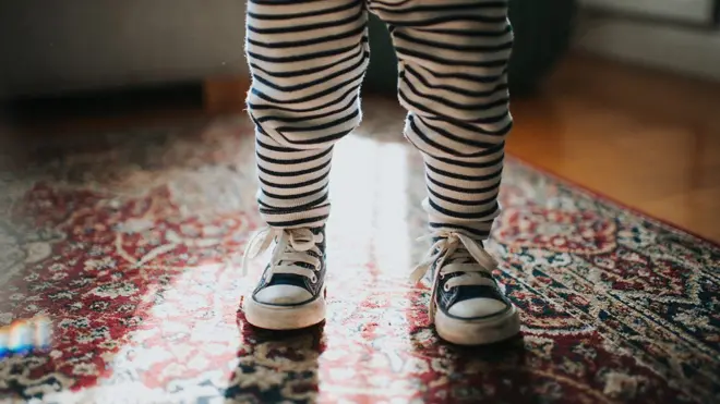 Imagem de pernas e pés de criança