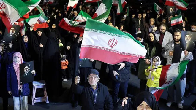 İran’ın başkenti Tahran’da 25 Mart'ta düzenlenen yürüyüşte, İran ordusuna destek veren göstericiler ulusal bayraklar ve ülkenin dini lideri Mojtaba Hamaney’in portrelerini taşıdı.