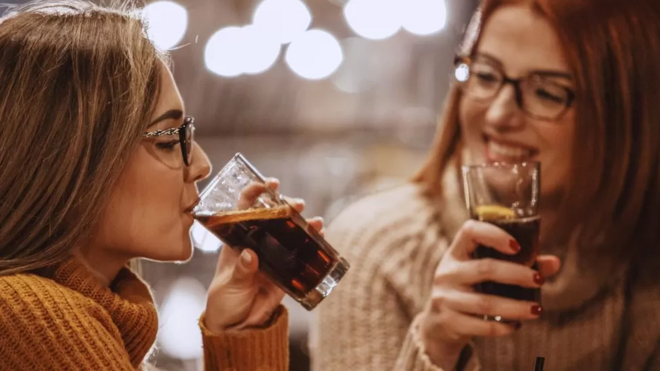 Duas mulheres tomando refrigerantesfutebol betanocoposfutebol betanovidro