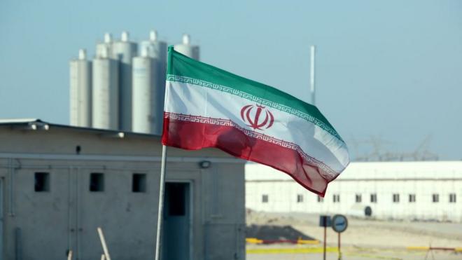 العلم الإيراني في محطة بوشهر للطاقة النووية