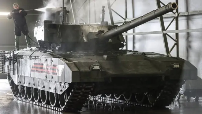 Т-14 даже в "пилотируемом" варианте сильно зависит от электронных средств связи, контроля, управления огнем