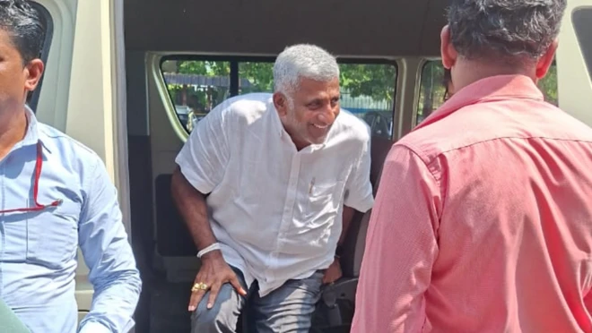 
දූෂණ චෝදනාවක් සම්බන්ධයෙන් හිටපු අමාත්‍යවරයෙකු වන ප්‍රසන්න රණතුංග අල්ලස් හෝ දූෂණ චෝදනා විමර්ශන කොමිසම මගින් අද (නොවැම්බර් 12 වැනිදා) අත්අඩංගුවට ගත්තේය. මේ ඒ අද (12) පෙරවරුවේ ඔහු අල්ලස් කොමිසම හමුවේ පෙනී සිටි අවස්ථාව
