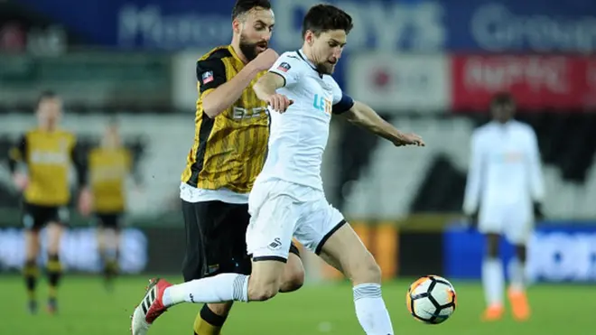 Federico Fernandez onye Swansea City nọ n'ihu Atdhe Nuhiu onye otu Sheffield