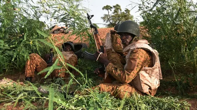 Des soldats burkinabé en 2015 près du quartier général du régiment de la sécurité présidentielle en 2015 (illustration)