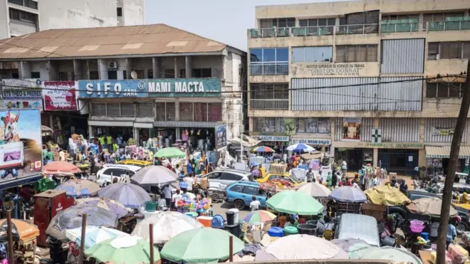 Des personnes marchant dans le marché central de Yaoundé, la capitale camerounaise