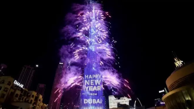 برج خليفة في دبي يضيء بالمصابيح والألعاب النارية المتنوعة للاحتفال بقدوم العام الجديد 2023