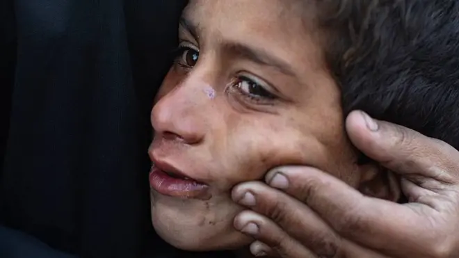 Un niño llora en el sur de Gaza luego de que la carpa en que vivía con su familia fue destruida por el viento y la lluvia. 9 de enero. Khan Yunis.