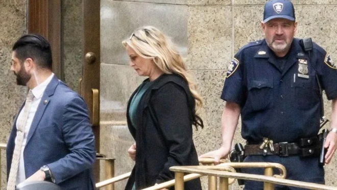 Stormy Daniels iki günde saatlerce ifade verdi