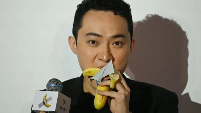 34 वर्षीय क्रिप्टोकरन्सी उद्योजक जस्टीस सन यांनी लिलावामध्ये जिंकलेलं हे केळ खाऊन टाकलं आहे.