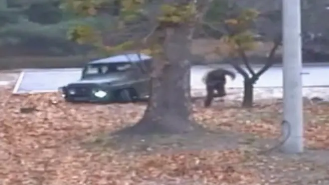 Soldado norcoreano desertando a Corea del Sur