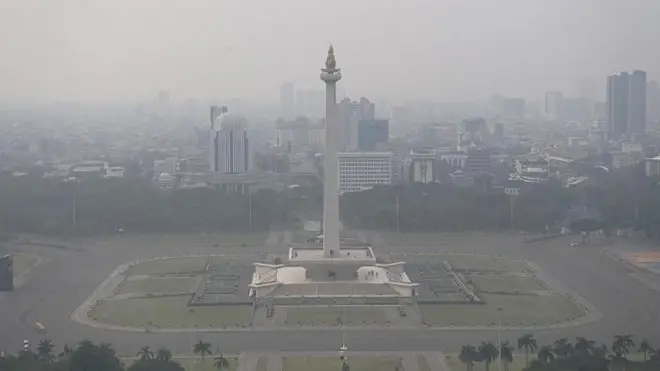 Suasana tugu Monas yang tertutup oleh kabut polusi di Jakarta, Selasa (25/7/2023).