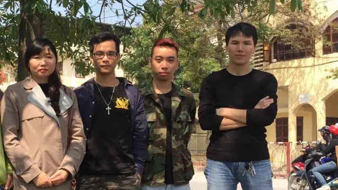 Bà Vũ Minh Khánh cùng những người bạn đi thăm chồng bà tại Trại tạm giam B14, Bộ Công an hôm 1/4/2017